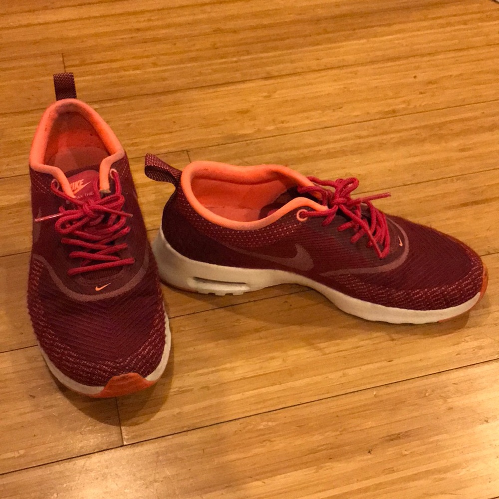 Used nike thea shoes